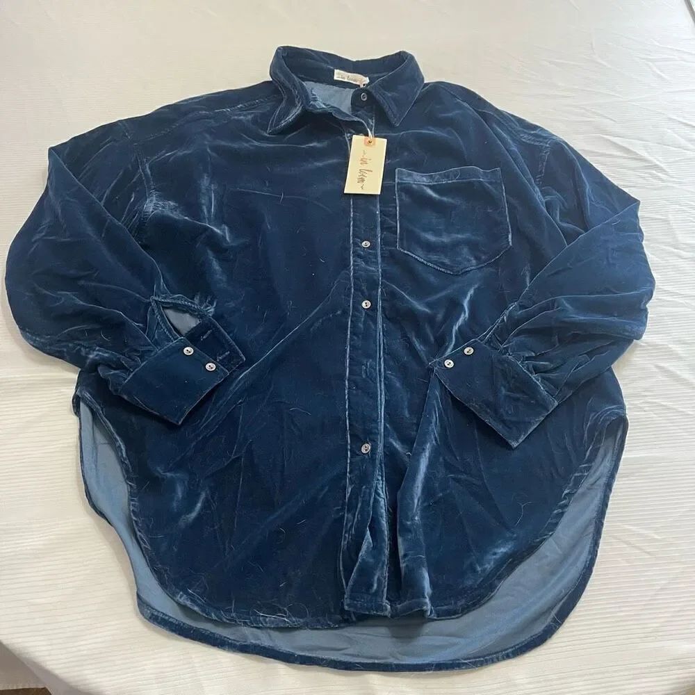 NWT In Loom Blue Velvet Button Up Shirt Size Medium New